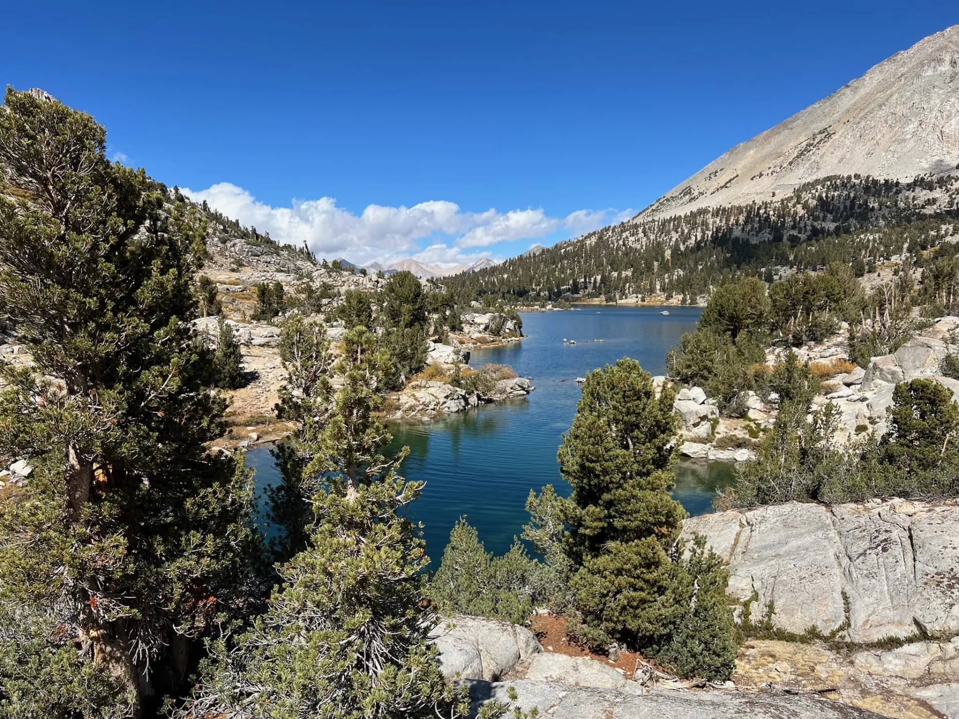 Hiking North on the JMT pass the Rae Lakes.