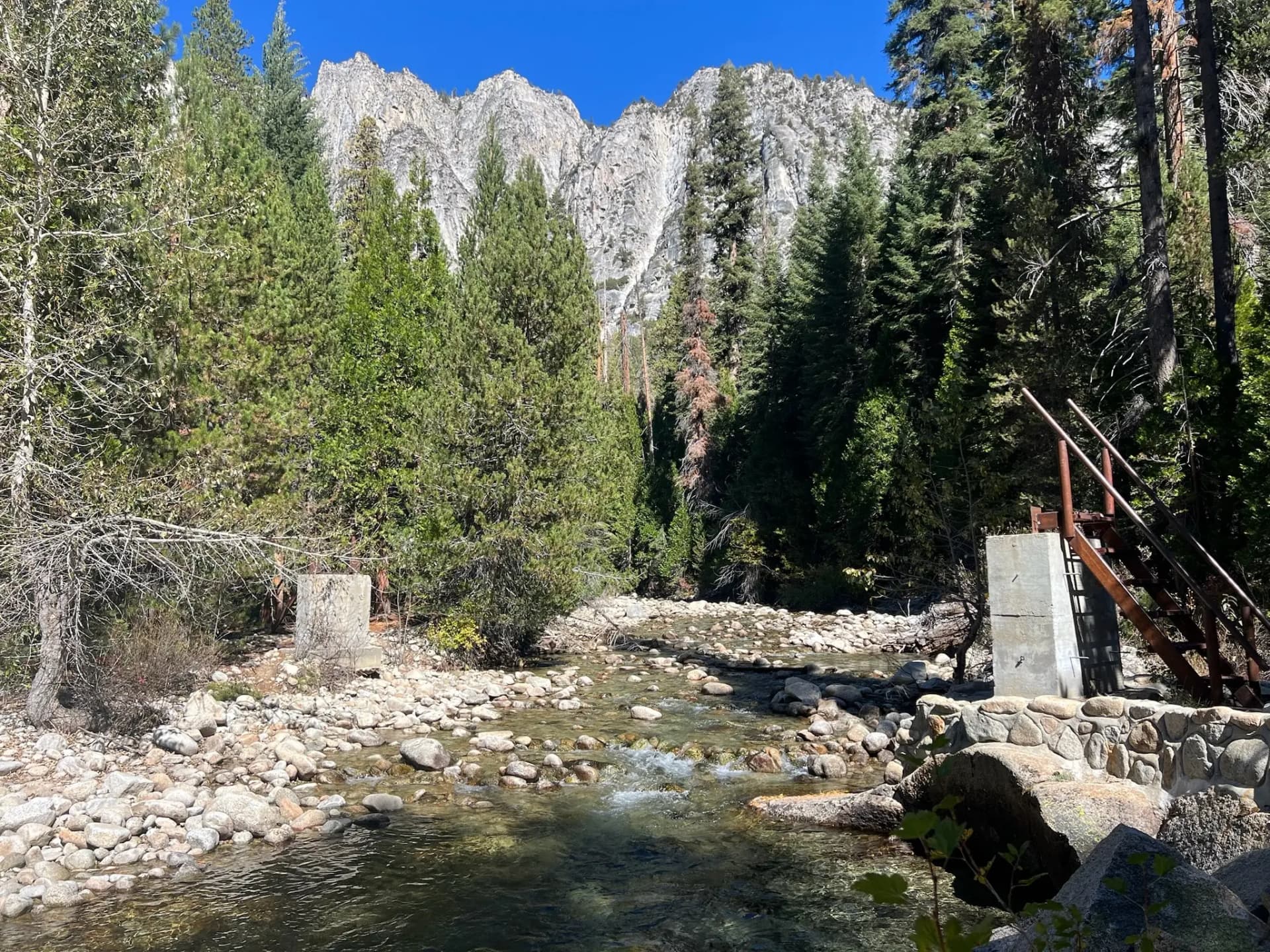 The washed out bridge over the South Fork of the Kings River.